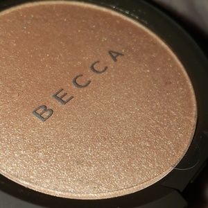 NWT Becca "Champagne Pop" Highlighter
